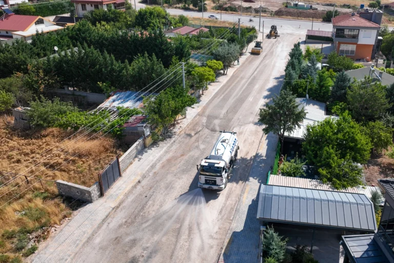 Selçuklu Belediyesi, Sille Ak Mahallesi'nde yol yenileme ve asfalt çalışmalarını sürdürüyor.