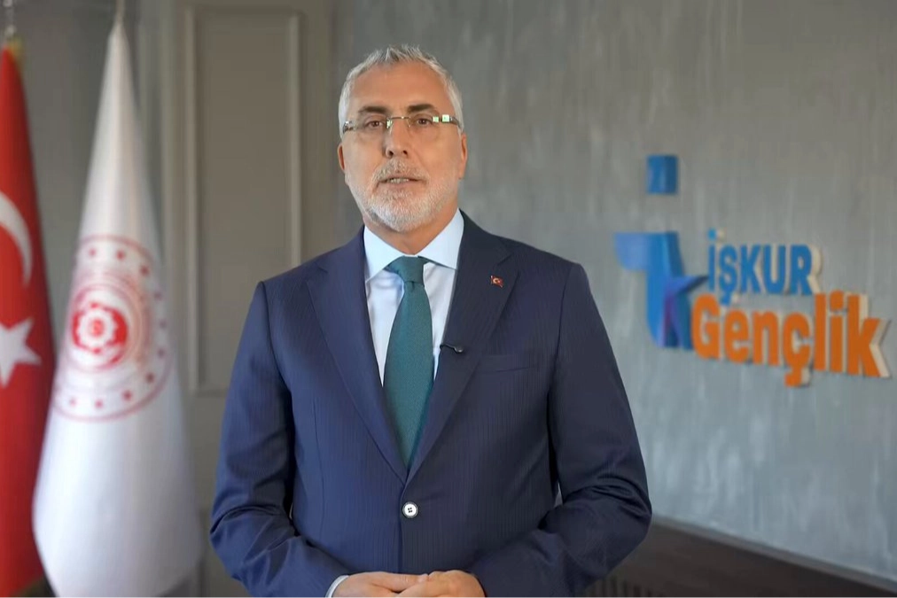 Çalışma ve Sosyal Güvenlik Bakanı Vedat Işıkhan, tercih dönemindeki gençlere DABİS'i kullanmaları çağrısında bulunuyor. DABİS artık İŞKUR Mobil uygulamasından erişilebilir.