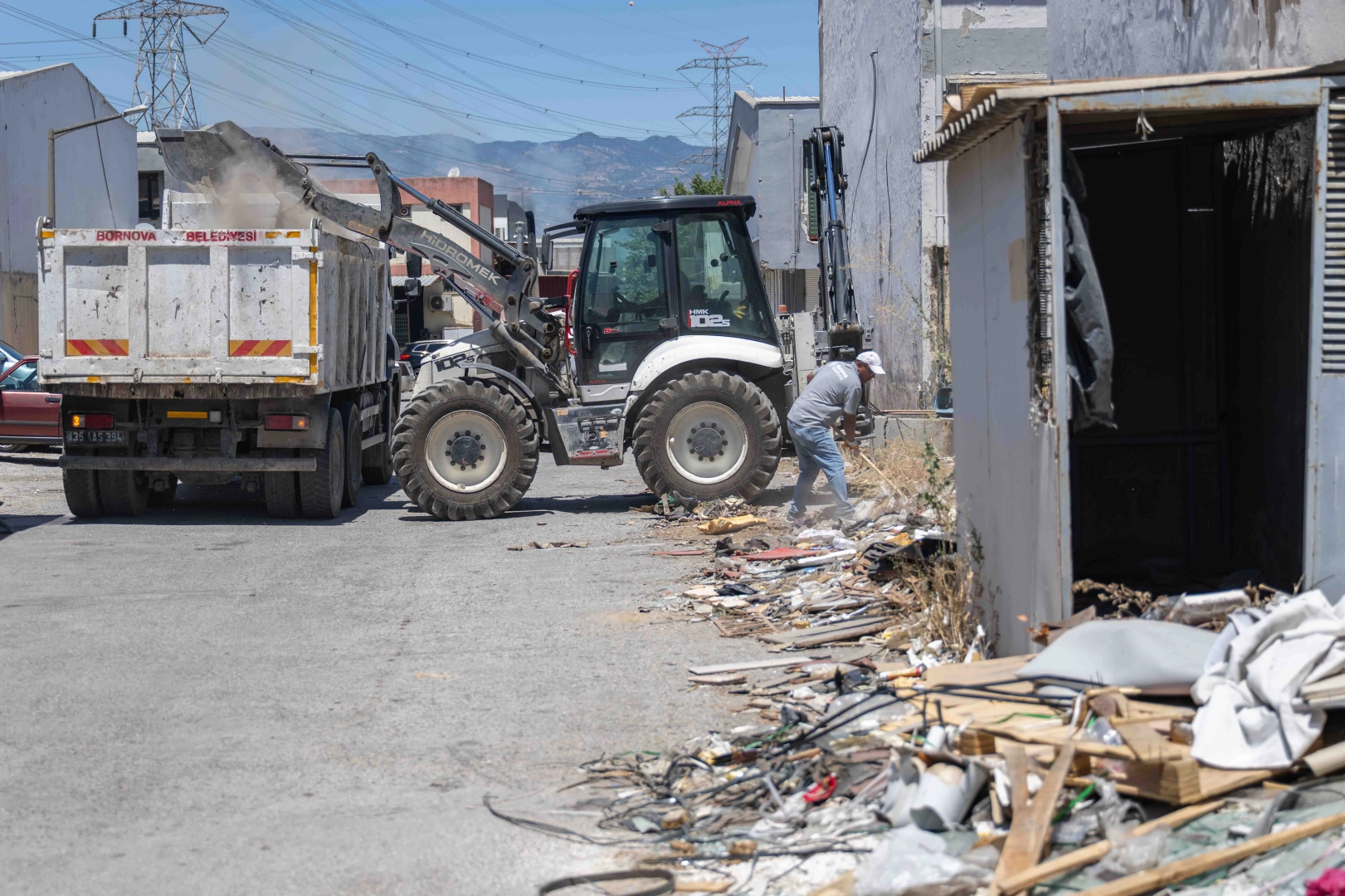 Bornova Belediyesi, ayakkabı atıklarını geri dönüşüm tesislerine göndererek çevre kirliliğini önlüyor.