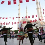 Maltepe'de düzenlenen Uluslararası Halk Oyunları Festivali'nde farklı ülkelerden dansçıların gösterisi