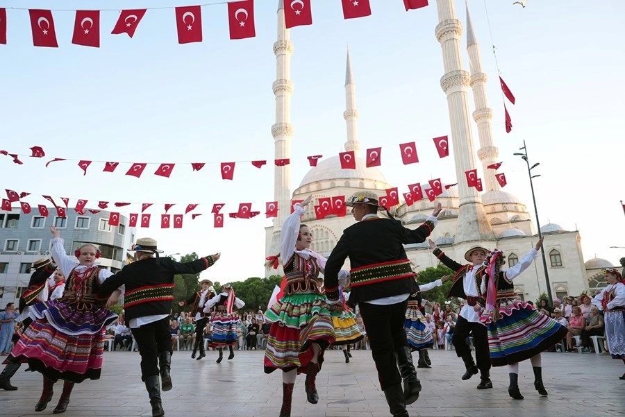 Maltepe'de düzenlenen Uluslararası Halk Oyunları Festivali'nde farklı ülkelerden dansçıların gösterisi