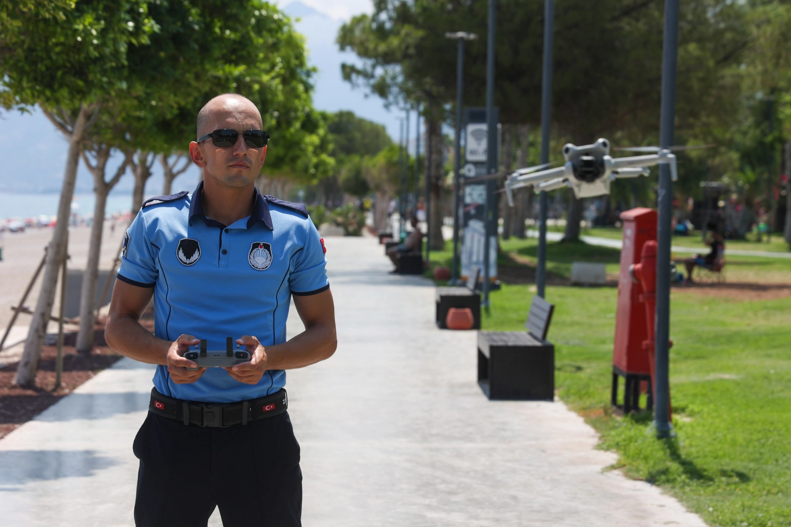 Antalya Konyaaltı Sahili'nde drone ile denetim yapan zabıta ekipleri