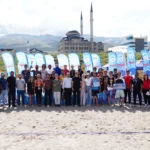 Erciyes Plaj Voleybolu Turnuvası'nda sporcuların mücadele ettiği an