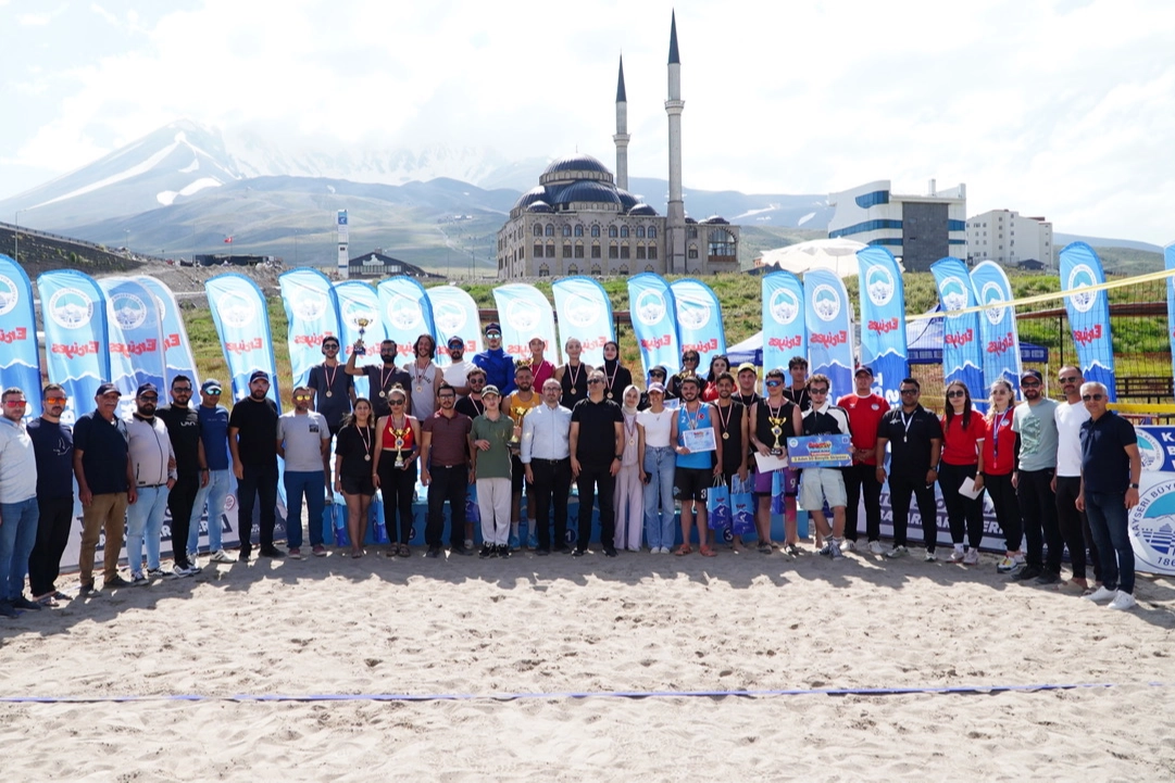 Erciyes Plaj Voleybolu Turnuvası'nda sporcuların mücadele ettiği an
