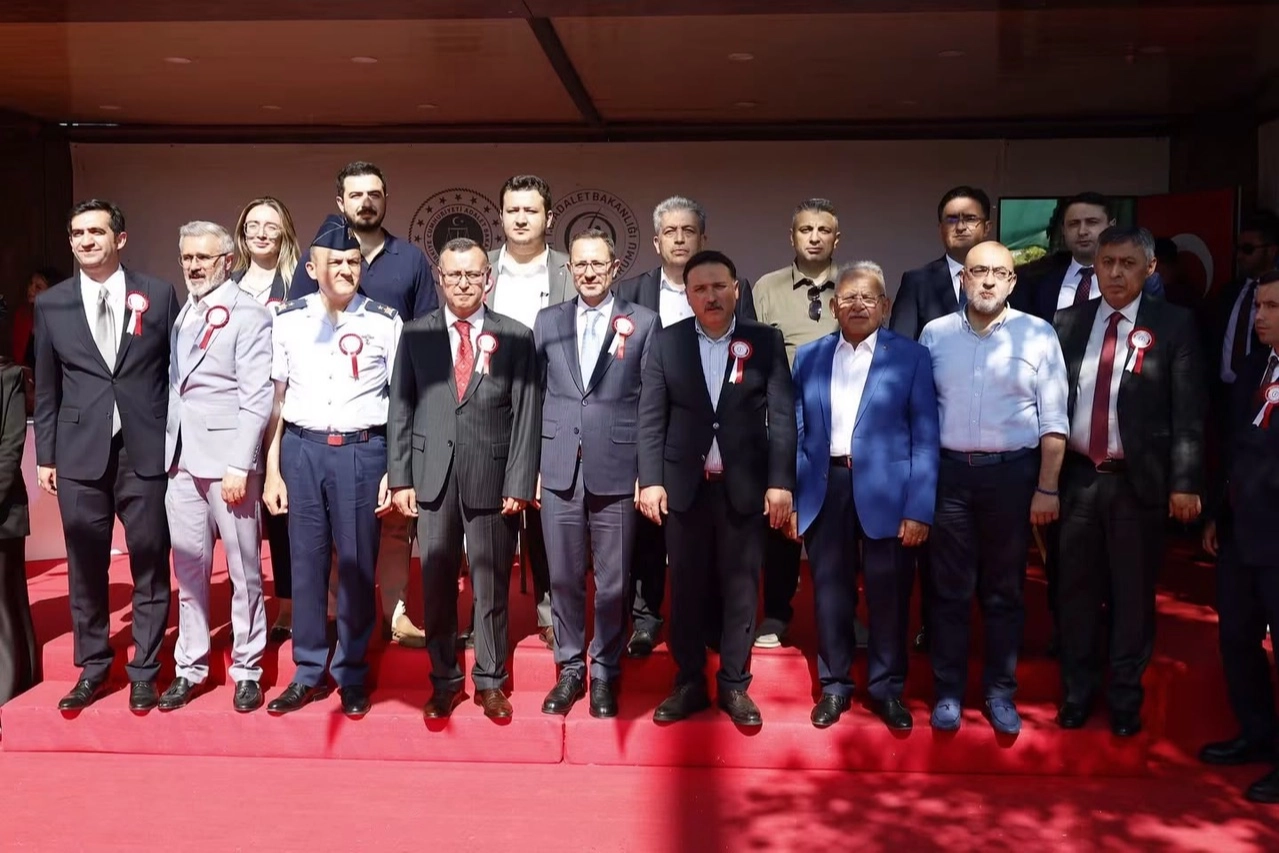 Kayseri Büyükşehir Belediye Başkanı Dr. Memduh Büyükkılıç, ceza infaz kurumlarındaki eğitim faaliyetlerine KAYMEK desteğini vurguluyor.