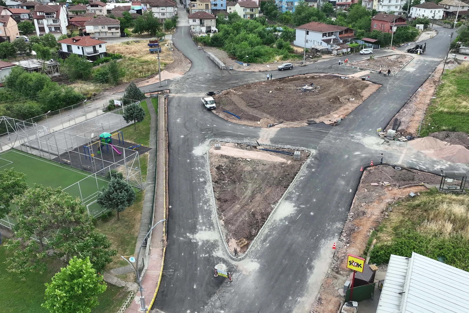 Kocaeli'nin Başiskele ilçesinde yapımı devam eden modern kavşak projesi, ulaşımı daha güvenli ve akıcı hale getirecek.